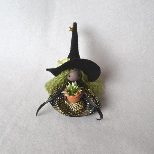 Plant lover Green Witch doll 